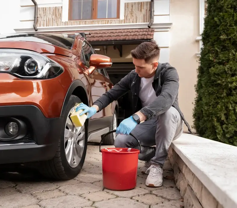 Lavage auto à domicile Larnaud : professionnel intervenant sur un véhicule